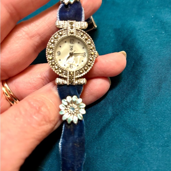 Blue and Silver Quartz movement Watch - Picture 4 of 9